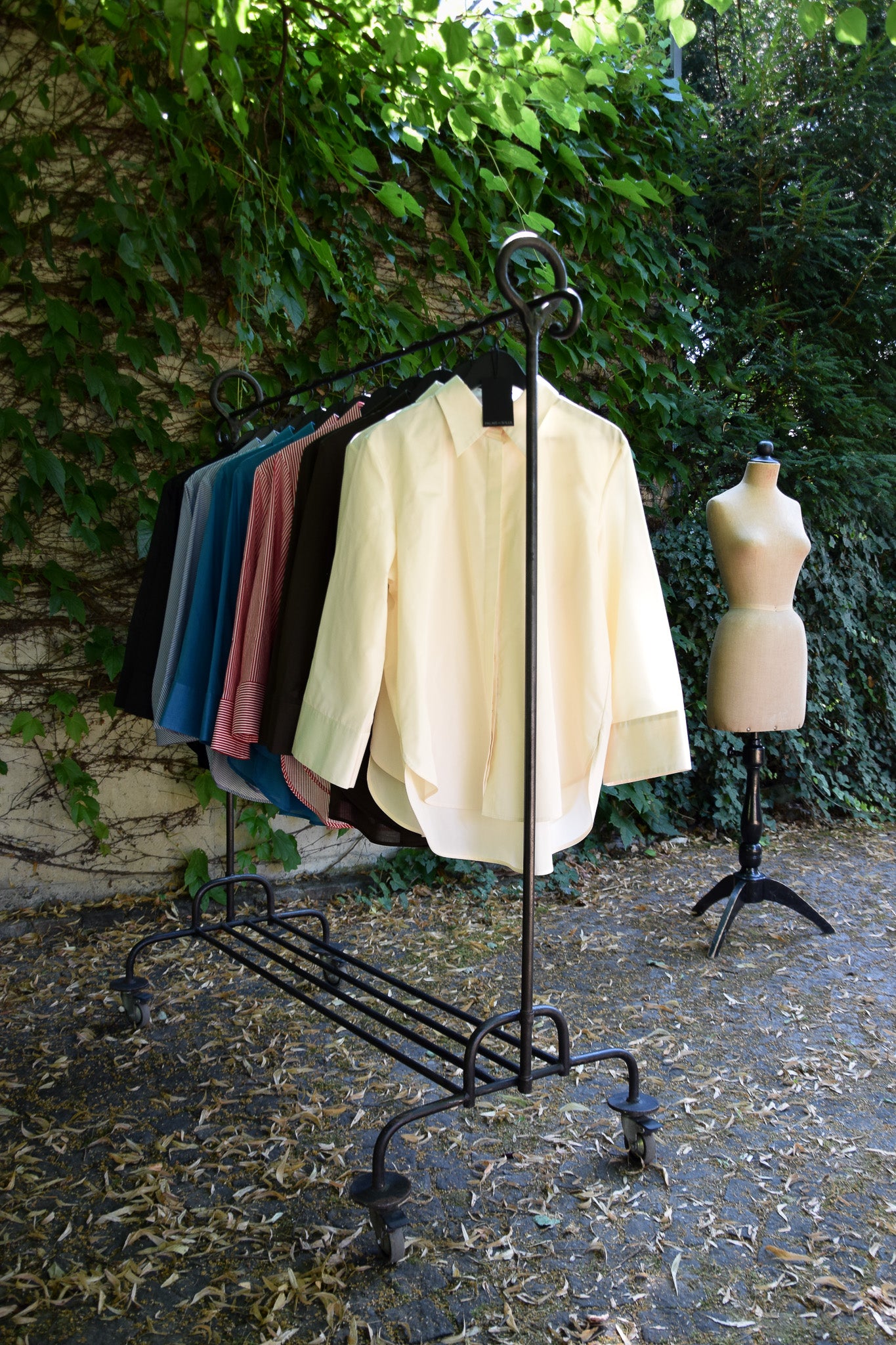 Elan Bluse auf Kleiderstange im Garten – handgefertigter Rock aus der Kollektion The New Luxury von PALAIS du SOLEIL