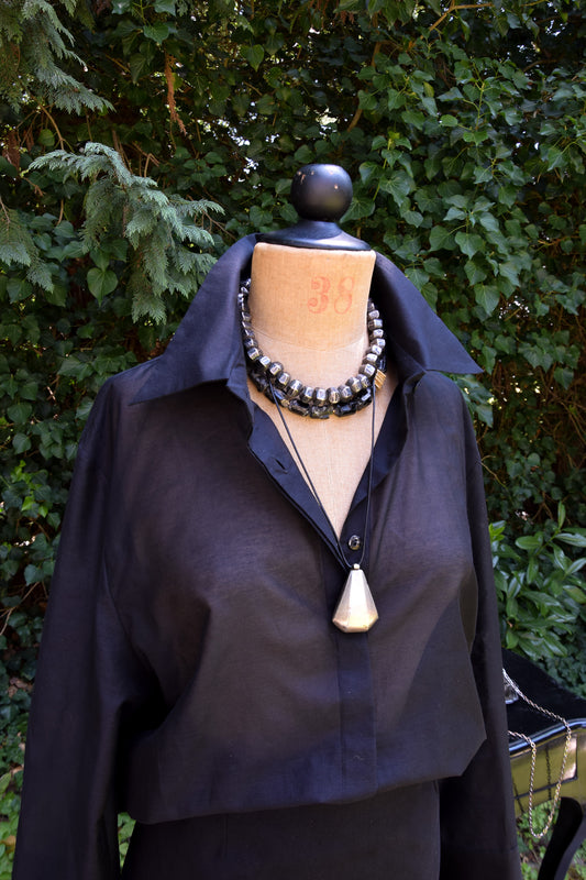 Handgefertigte Elan Bluse in Black aus der Kollektion The New Luxury von PALAIS du SOLEIL