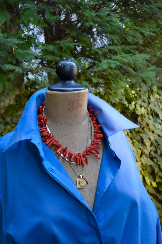 Handgefertigte Elan Bluse in Eclectic Blue im Detail aus der Kollektion The New Luxury von PALAIS du SOLEIL