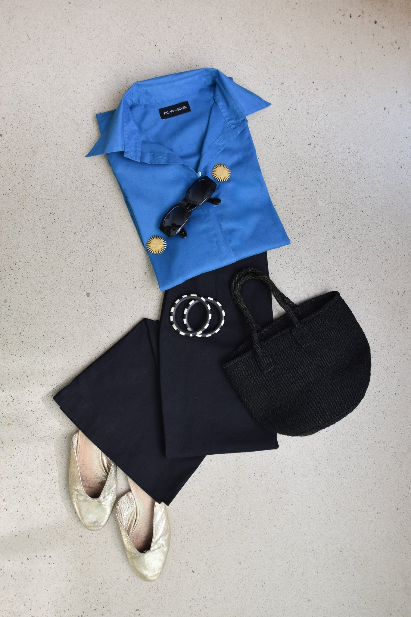 Flatlay der Elan Bluse in Eclectic Blue – handgefertigte Bluse aus der Kollektion The New Luxury von PALAIS du SOLEIL