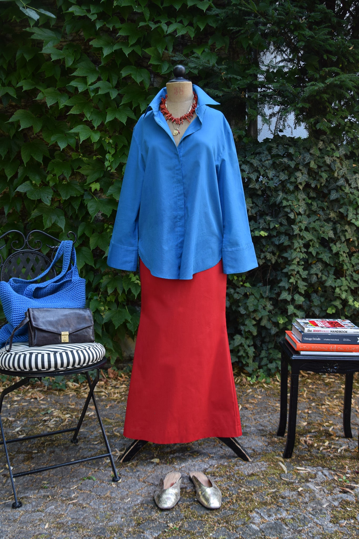 Handgefertigte Elan Bluse in Eclectic Blue aus der Kollektion The New Luxury von PALAIS du SOLEIL