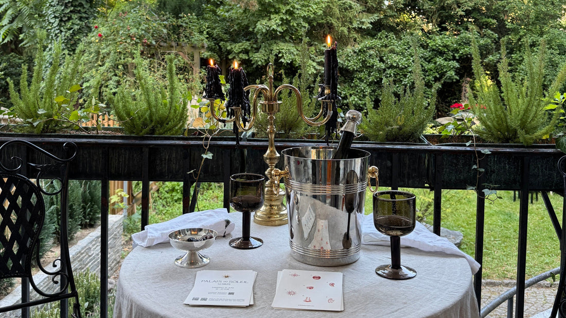 Stillleben auf der Atelier-Terrasse – gedeckter Tisch mit Champagner, Kristallgläsern und Kerzen, PALAIS du SOLEIL