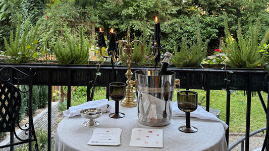Stillleben auf der Atelier-Terrasse – gedeckter Tisch mit Champagner, Kristallgläsern und Kerzen, PALAIS du SOLEIL