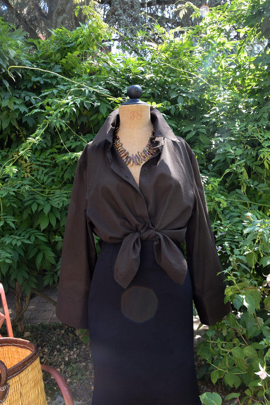 Handgefertigte Elan Bluse in Espresso aus der Kollektion The New Luxury von PALAIS du SOLEIL
