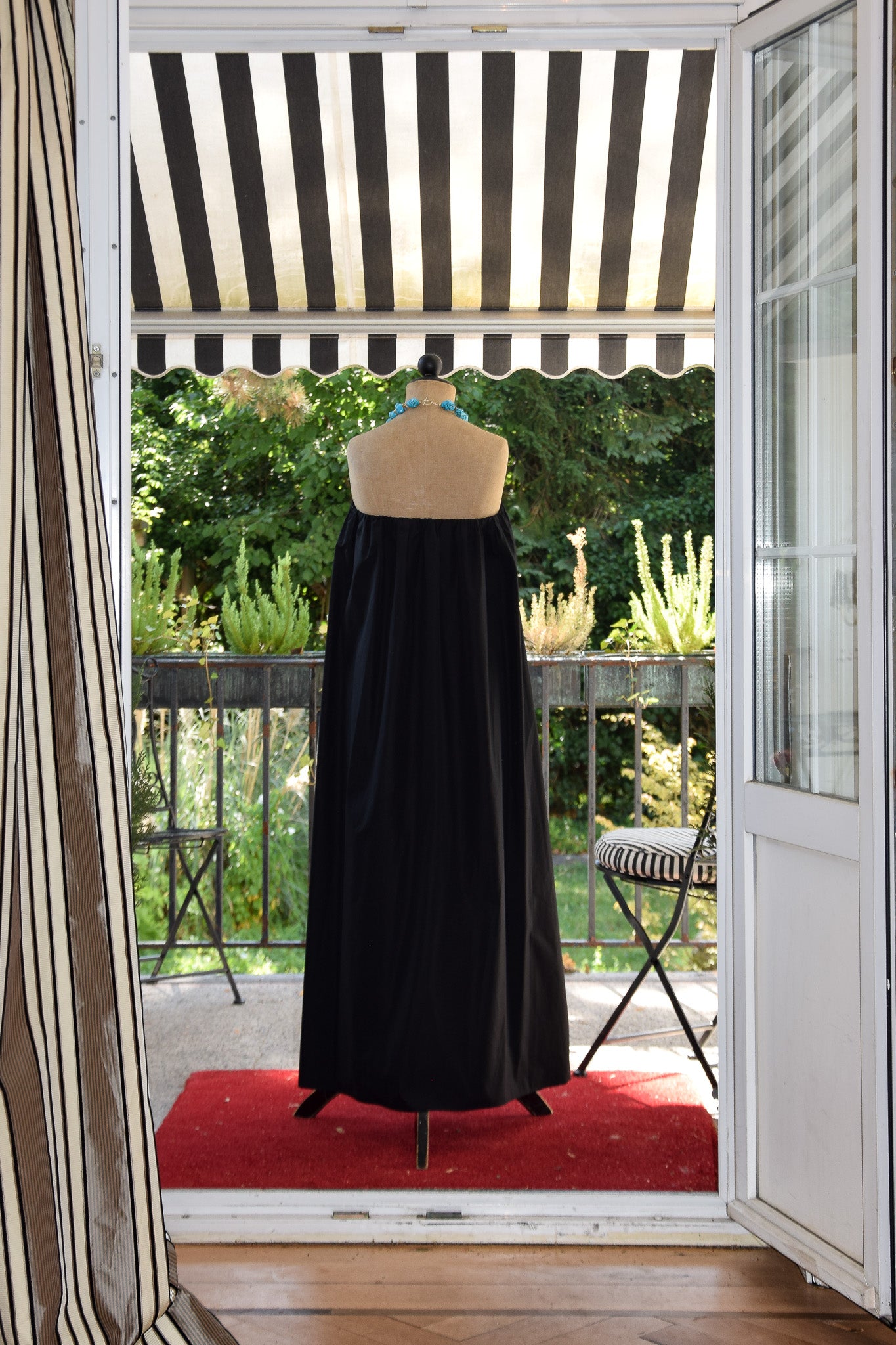 Handgefertigtes Nomade Dress in Black aus der Kollektion The New Luxury von PALAIS du SOLEIL