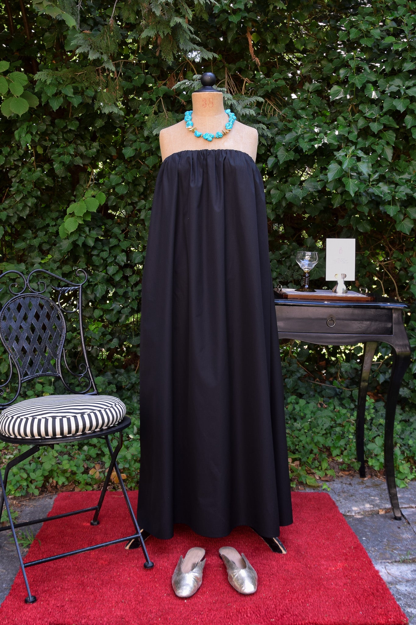 Handgefertigtes Nomade Dress in Black aus der Kollektion The New Luxury von PALAIS du SOLEIL
