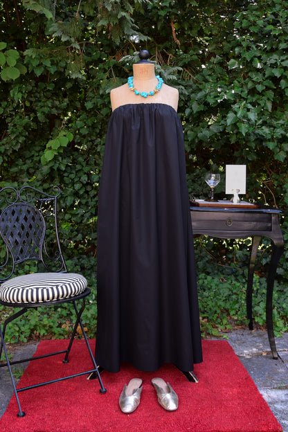 Handgefertigtes Nomade Dress in Black aus der Kollektion The New Luxury von PALAIS du SOLEIL
