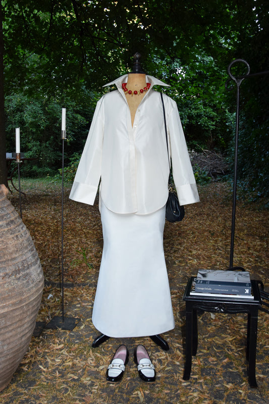 Frontansicht des Sereine Skirt und der Elan Blouse in Ivory – handgefertigter Rock aus der Kollektion The New Luxury von PALAIS du SOLEIL