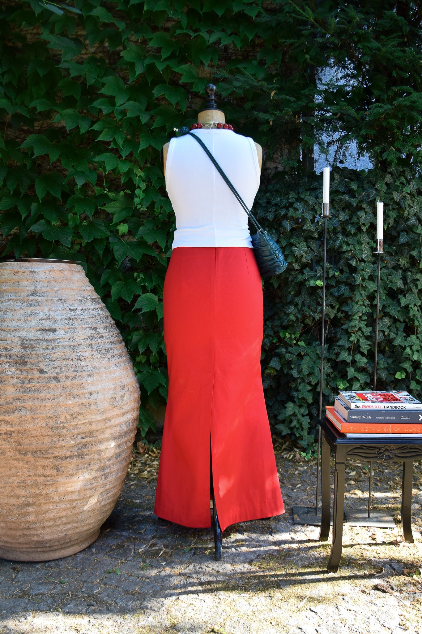 Rückansicht des Sereine Skirt in Rot, Schwarz und Weiß – handgefertigter Rock aus der Kollektion The New Luxury von PALAIS du SOLEIL