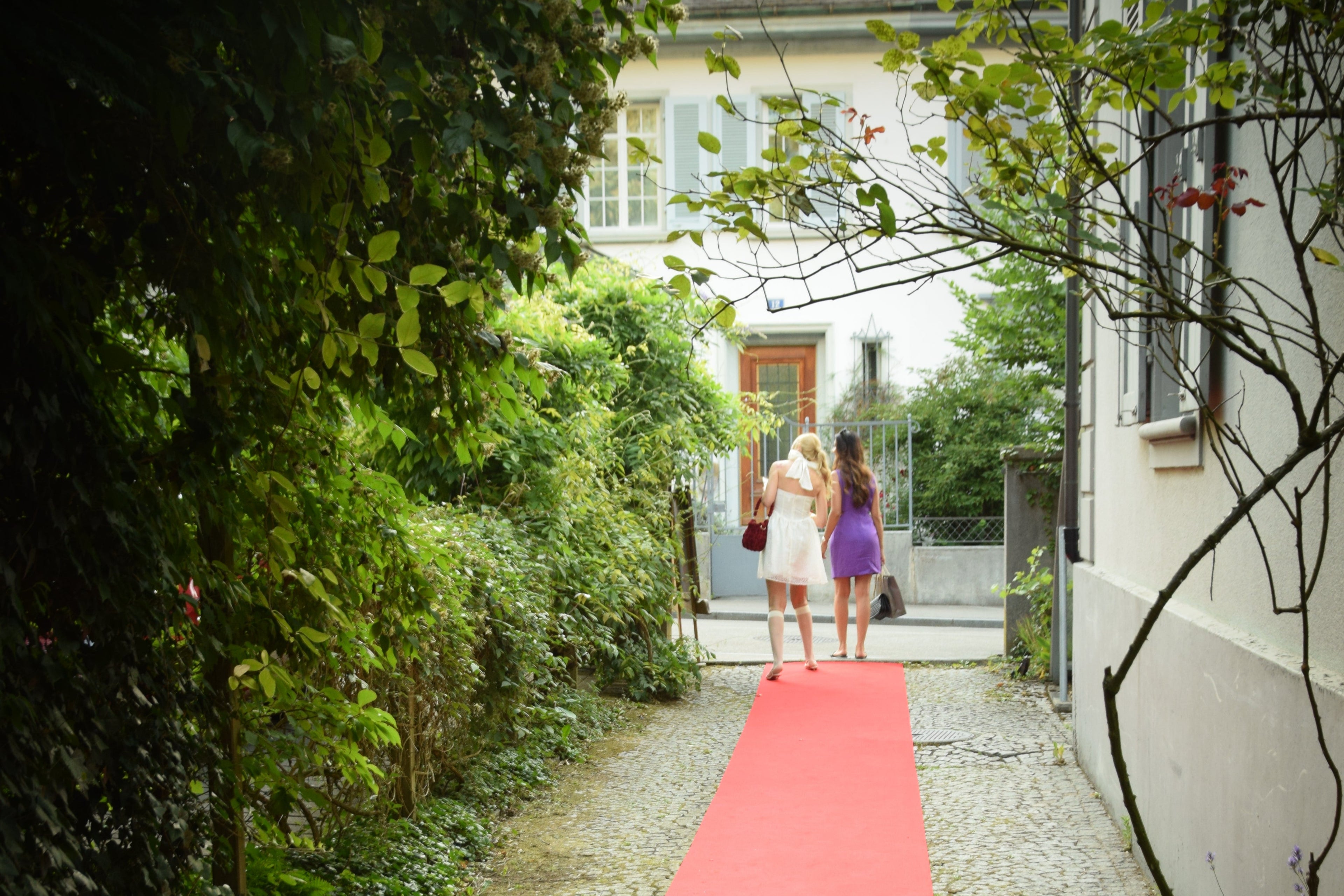 Brand-Launch-Event von PALAIS du SOLEIL im Garten – Roter Teppich und blühende Umgebung bei der Soirée