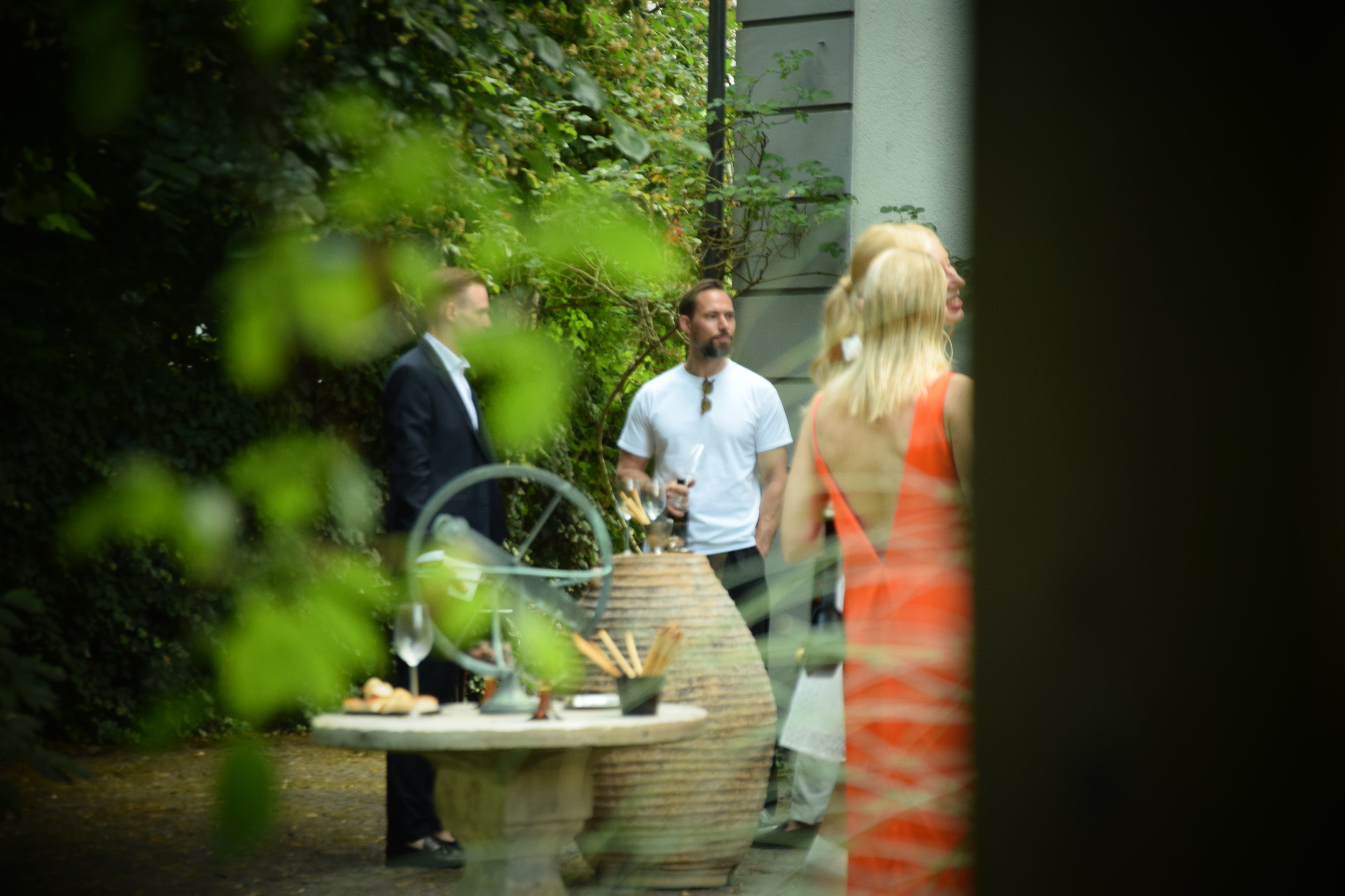 Gäste im Gespräch bei der Garten-Soirée von PALAIS du SOLEIL – Launch-Event zur Kollektion The New Luxury